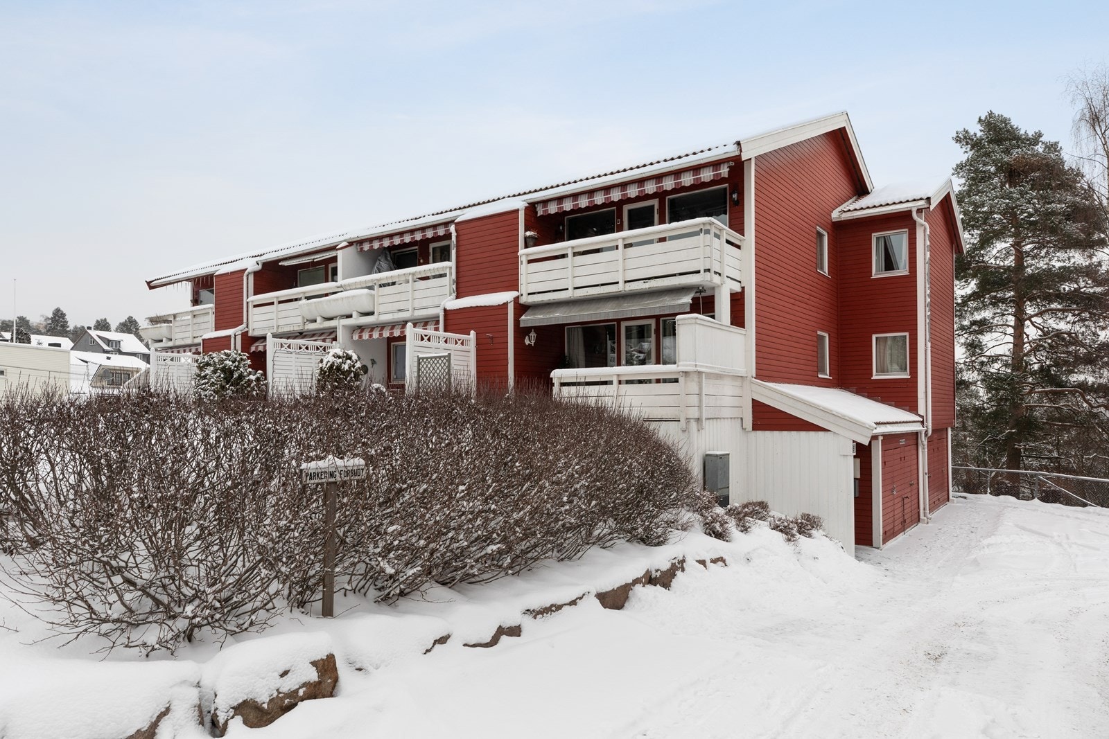 Leiligheten ligger i 1. etasje i koselig trehusbebyggelse og har trappefri adkomst. Det medfølger en egen utebod på ca. 2.5 kvm i tilknytning til inngangspartiet. Galleribilde