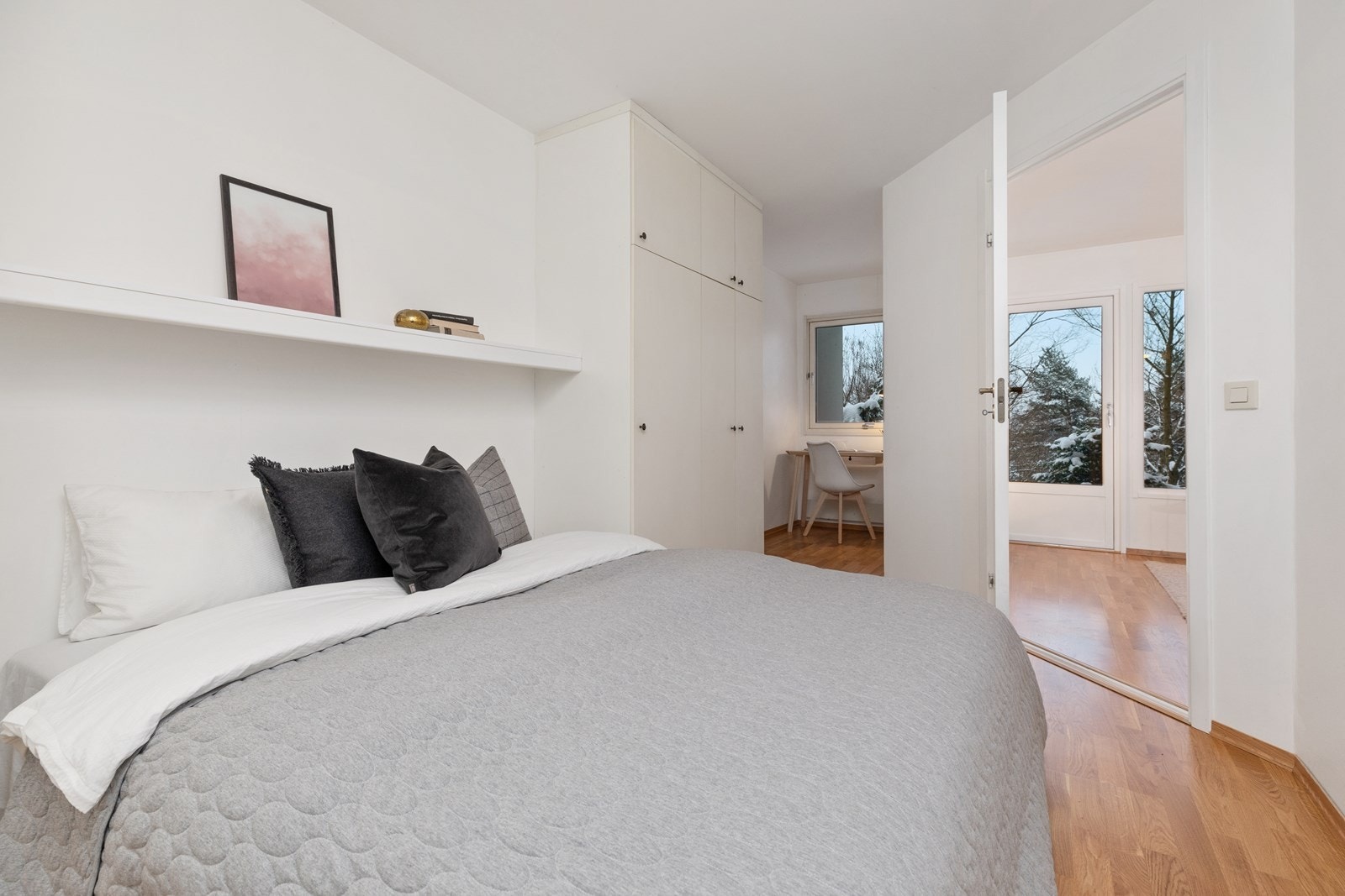 Overflater består av ny parkett fra 2018 på gulv, mens det er malt strie på vegger og malte flater i himling. Vegger ble malt i 2014. Galleribilde