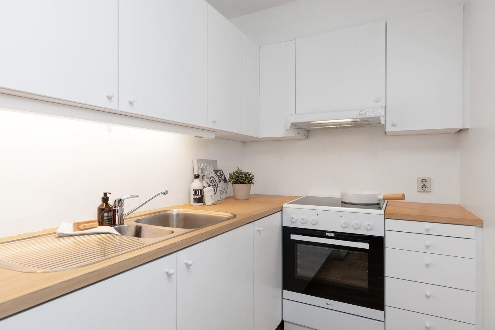 Kjøkkenet har en god løsning med rikelige skapplass og gode arbeidsbenker Galleribilde