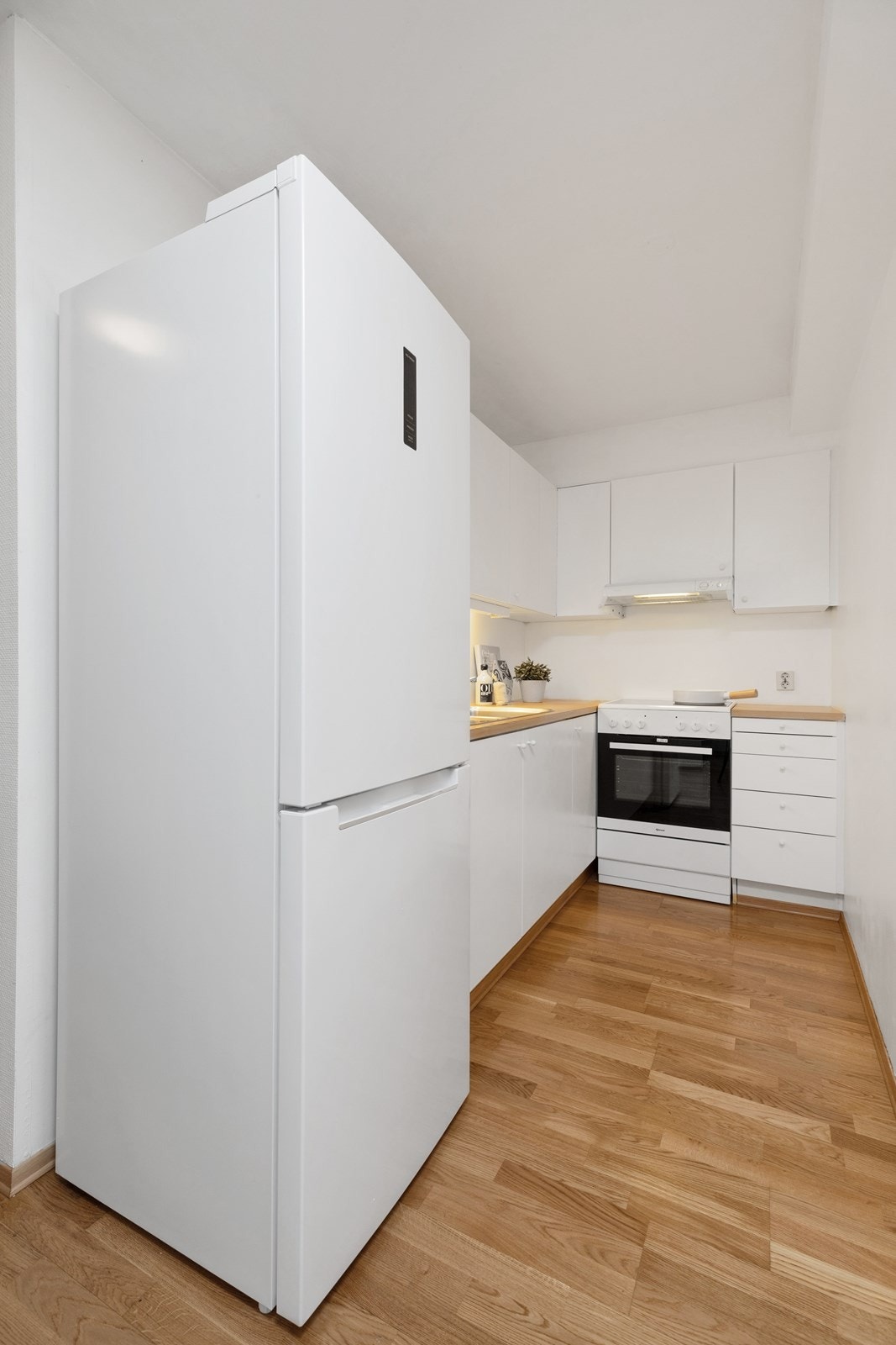 Hyggelig kjøkken med lys og funksjonell innredning fra byggeåret Galleribilde