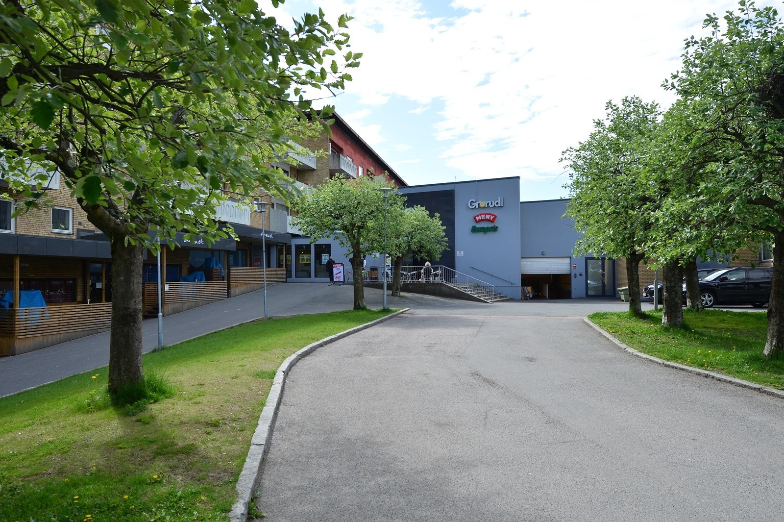 Det er kun to minutter med bil til Grorud senter med et godt utvalg av forretninger og servicetilbud som bl.a. stor Meny butikk og spesialforretninger som Grorud fisk & vilt, apotek, vinmonopol og cafe´ Galleribilde