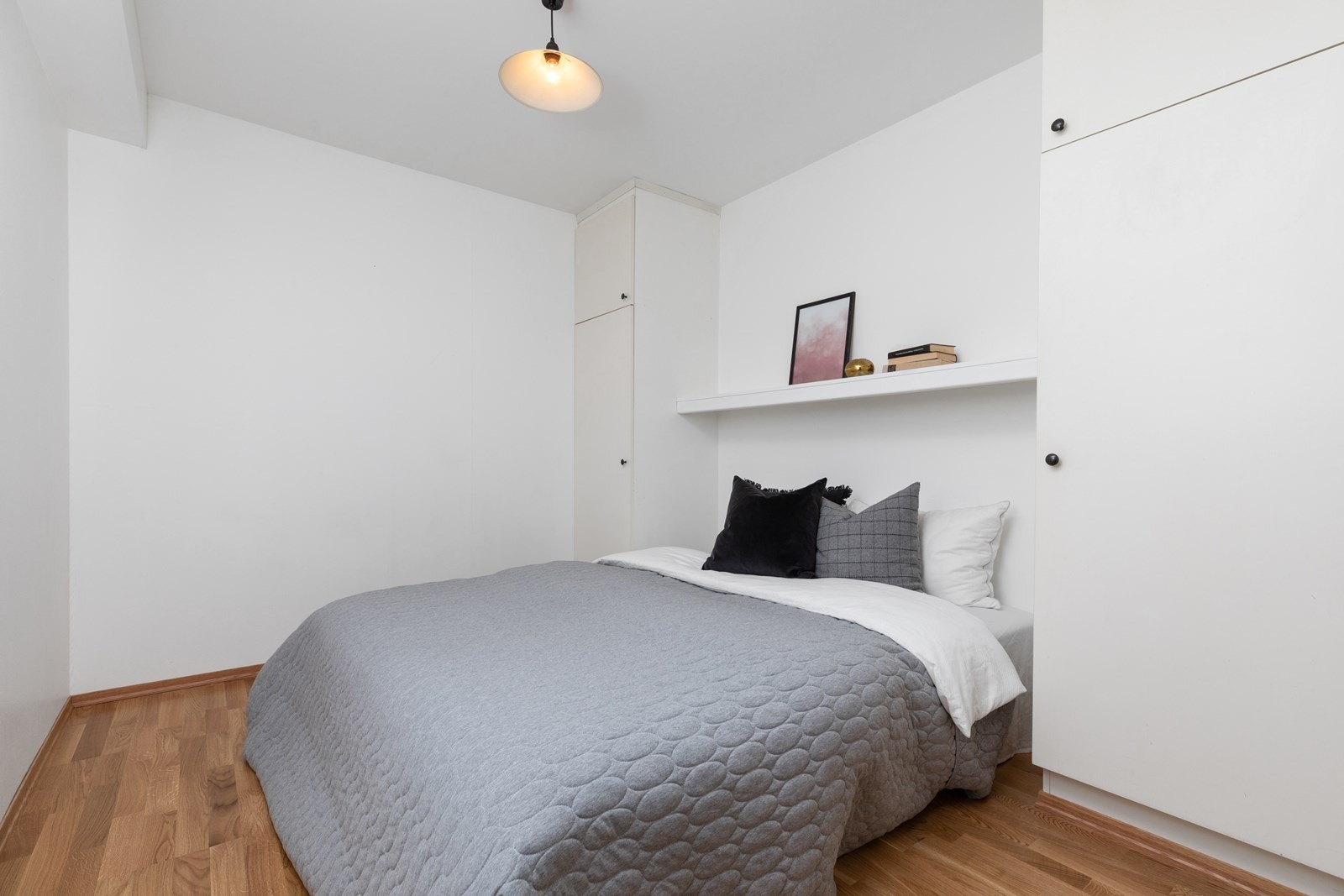 Svalt og skjermet soverom innerst i boligen, med god plass til både stor seng og rikelig med garderobe Galleribilde