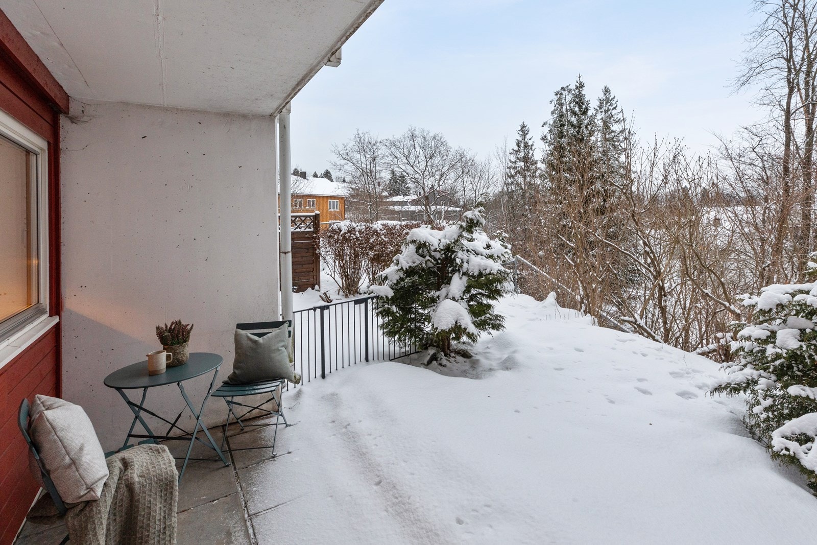 Fra stuen har du utgang til egen uteplass med hellebelagt parti på ca. 6 kvm og liten hage med plen og prydbusker Galleribilde