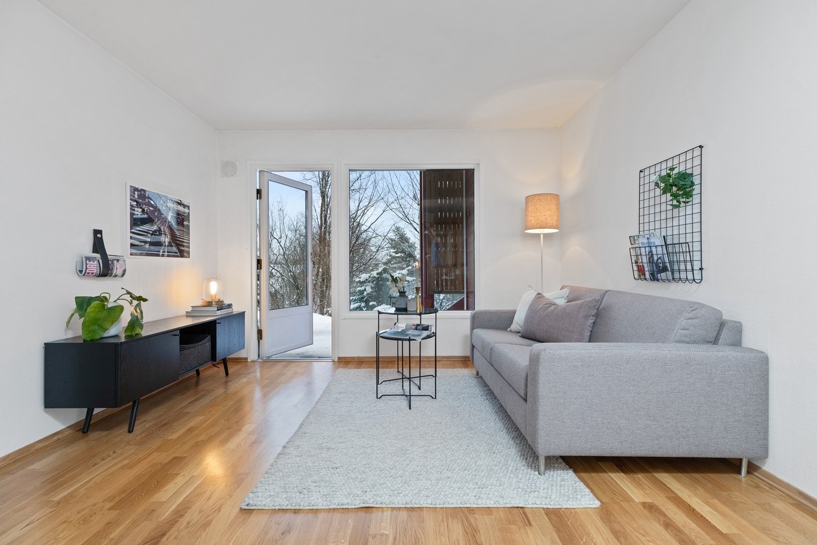 Innbydende stue med gode lysflater og utgang til egen hellebelagt uteplass og hage Galleribilde