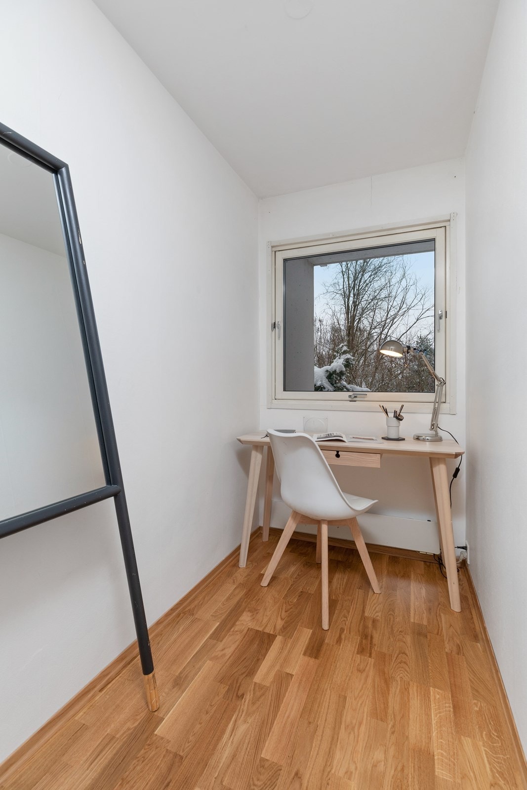 Det er i tillegg god plass til ytterligere garderobe eller kontorplass, på den innerste delen av soverommet Galleribilde