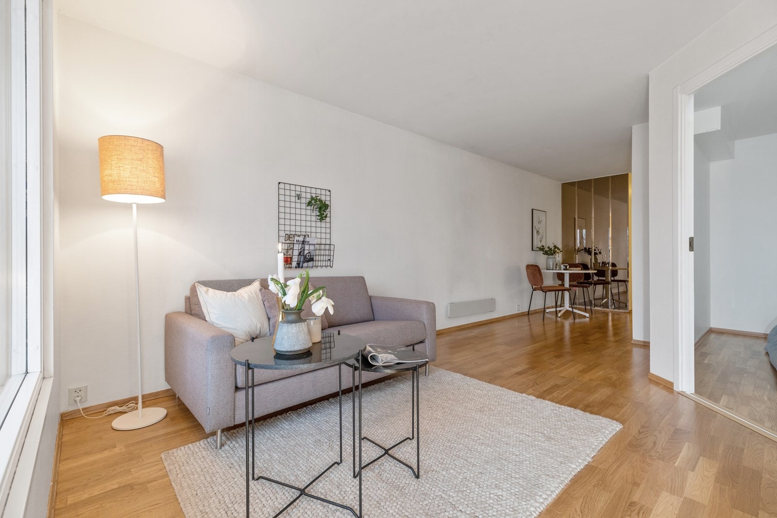 Stuen har en god størrelse med plass til både sofagruppe, spisebord og annet møblement Galleribilde