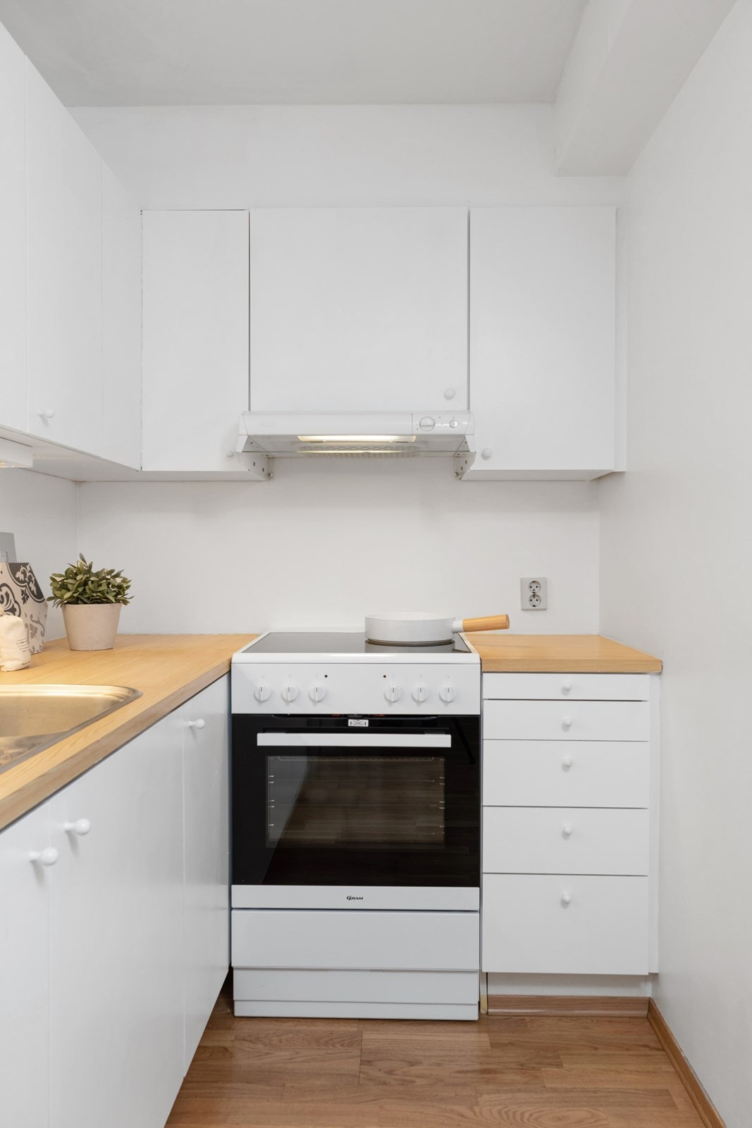 Det medfølger ny komfyr med keramisk topp og kjøle-/fryseskap fra 2019 Galleribilde