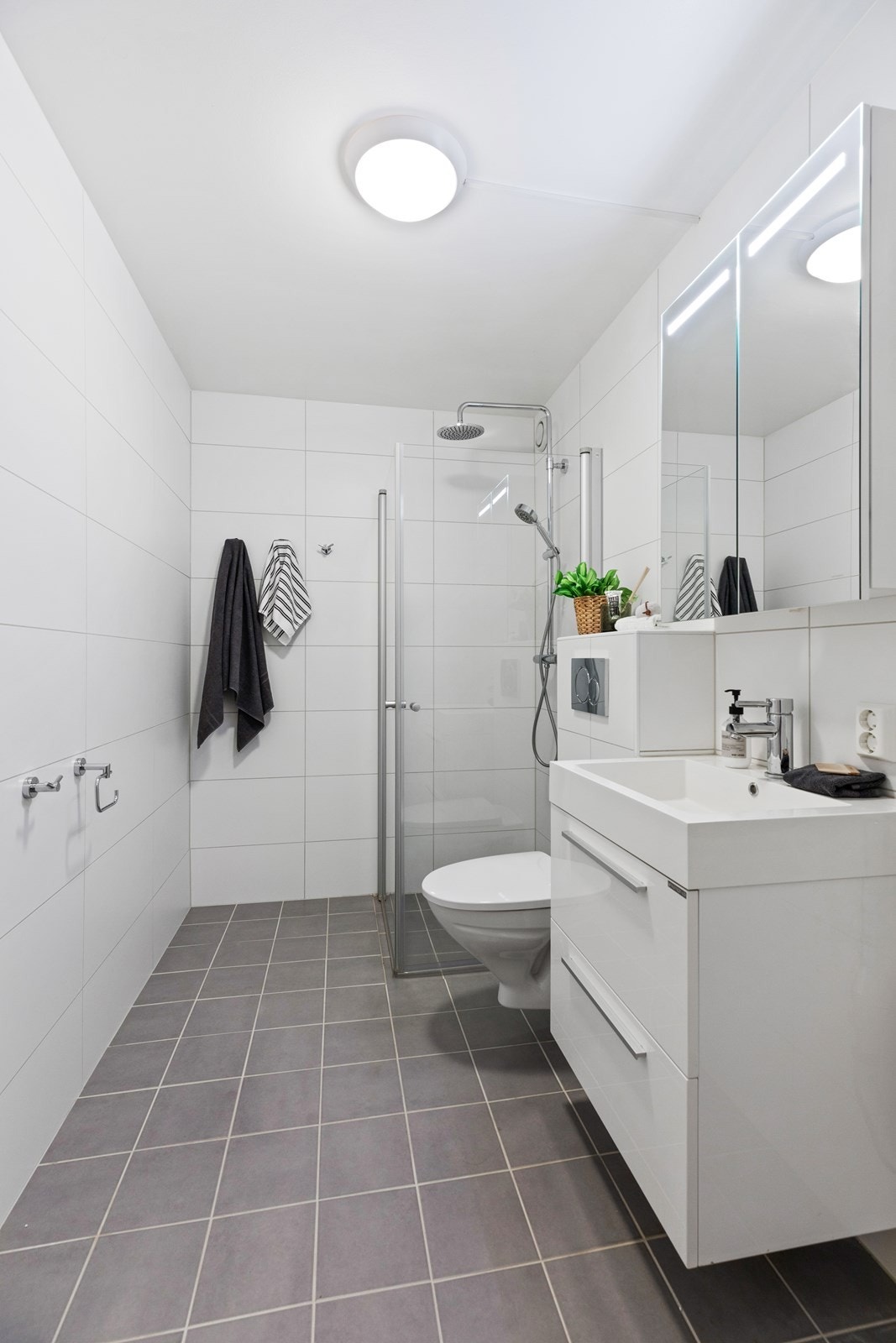 Delikat, flislagt bad med en moderne standard og utførelse Galleribilde