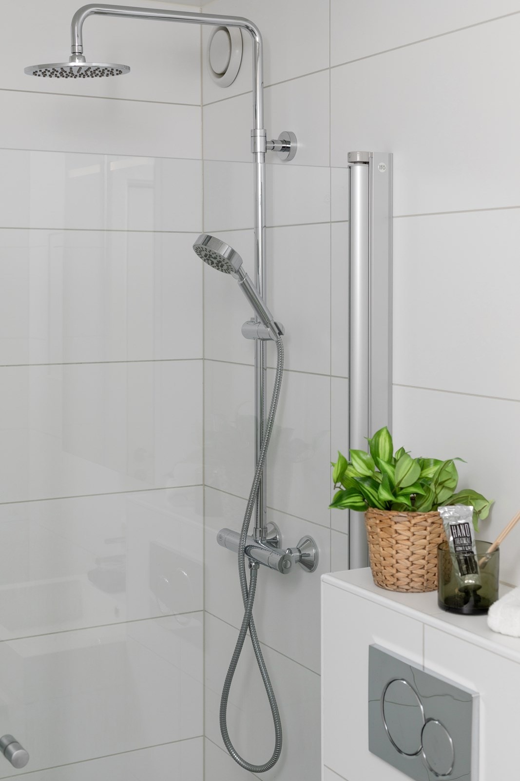 Dusjnisje med både regnfalldusj og hånddusj Galleribilde