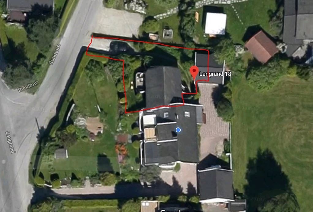 Leiligheten har egen gårdsplass og uteområde. Området som disponeres er markert. Galleribilde