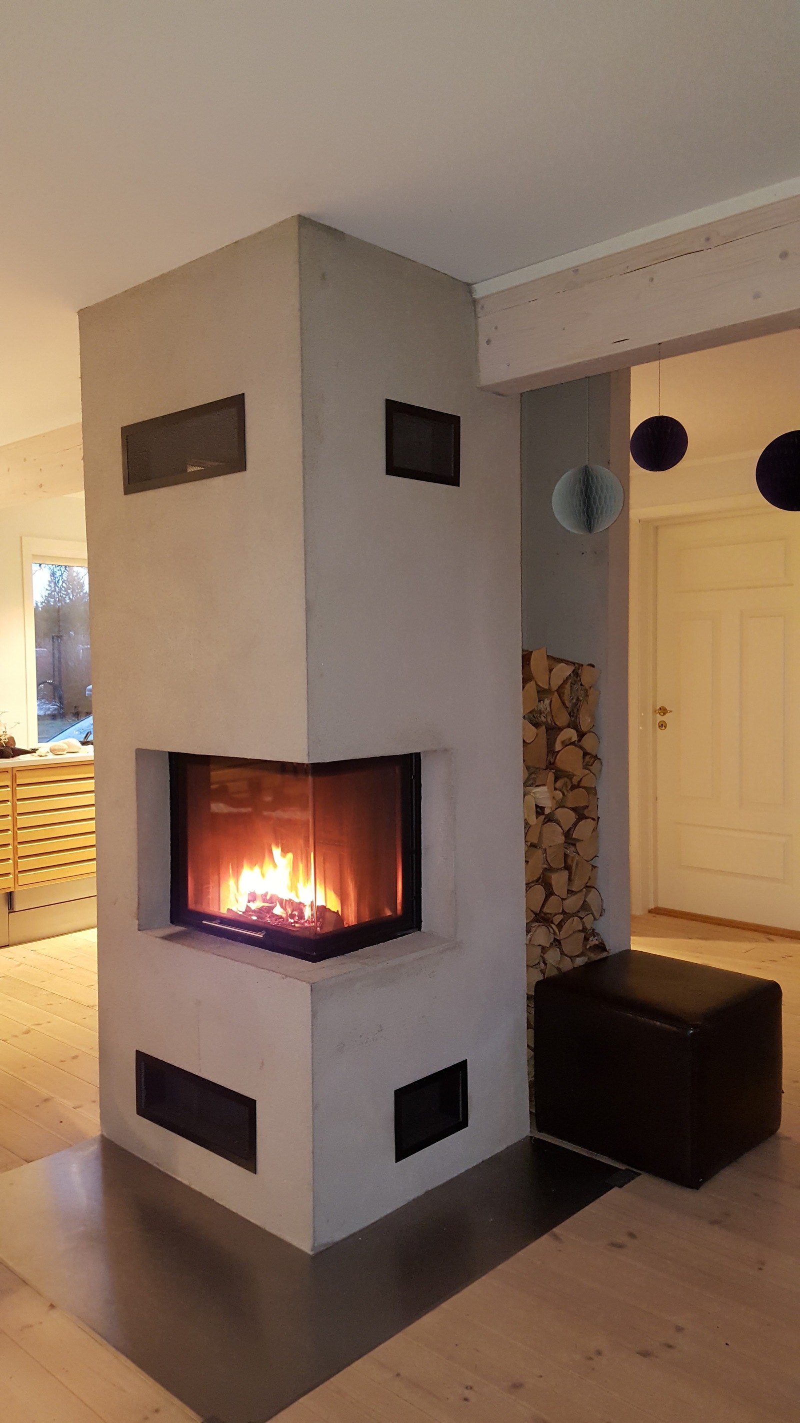 Innebygget peis i glass med heve-senke dør. Vednisje med plass til mye god brensel. Galleribilde