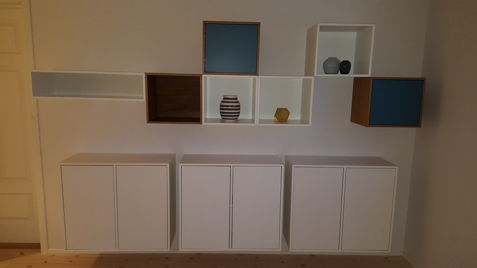 Fastmonterte skap fra Bolia, med mye god oppbevaringsplass. Galleribilde