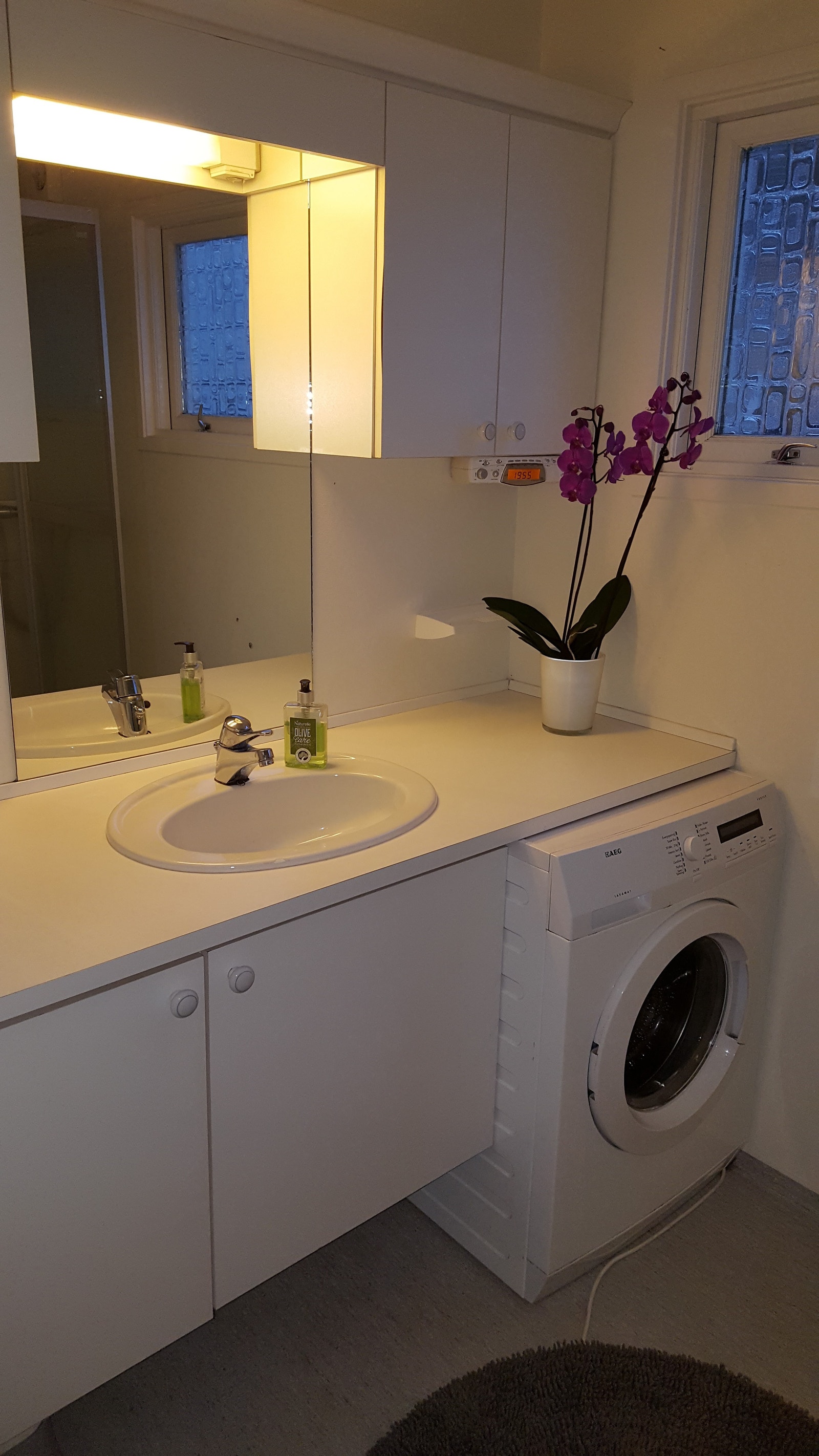 Bad med dusjkabinett, toalett og vaskemaskin Galleribilde