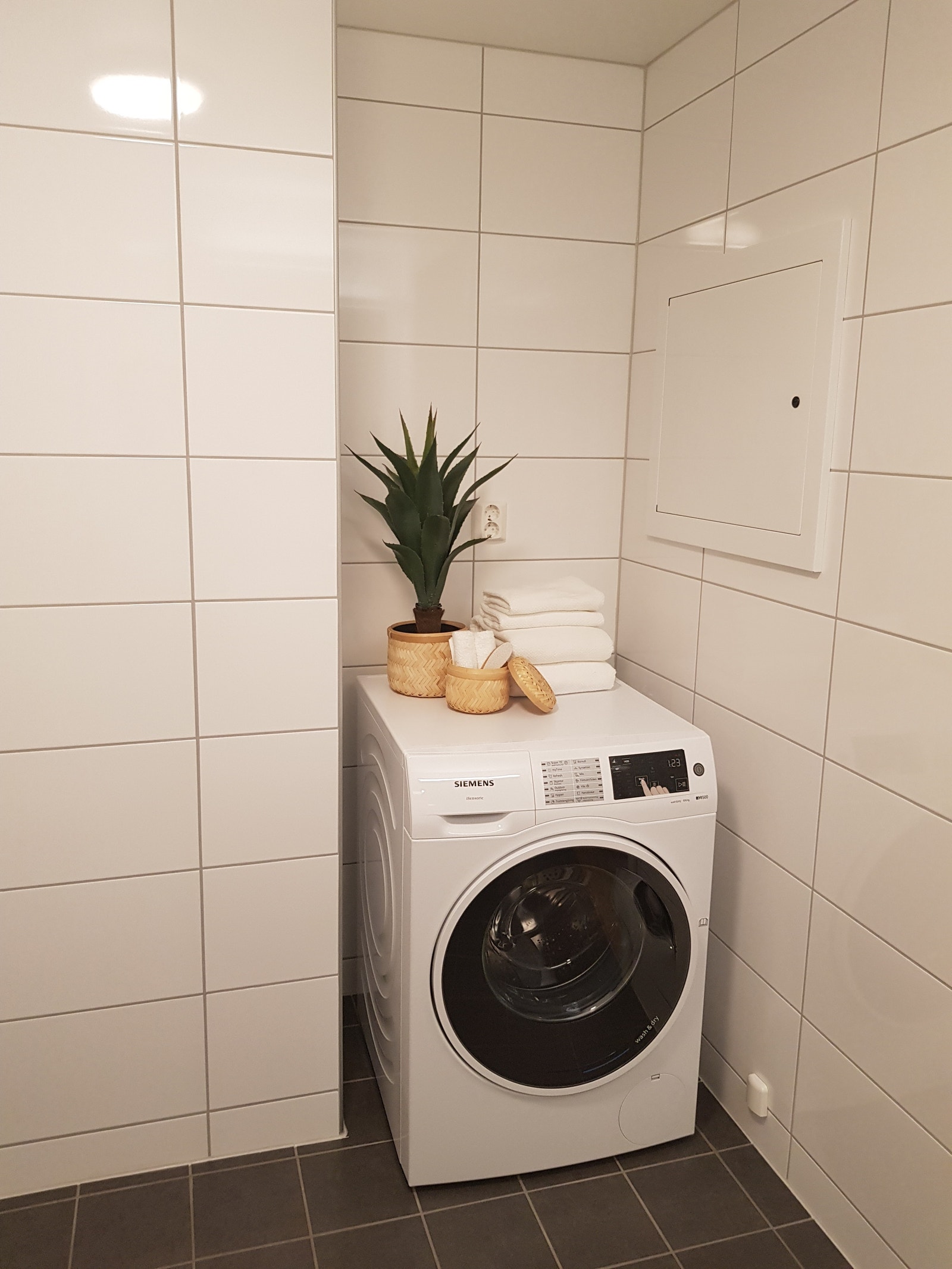 God plass til vaskemaskin på badet Galleribilde