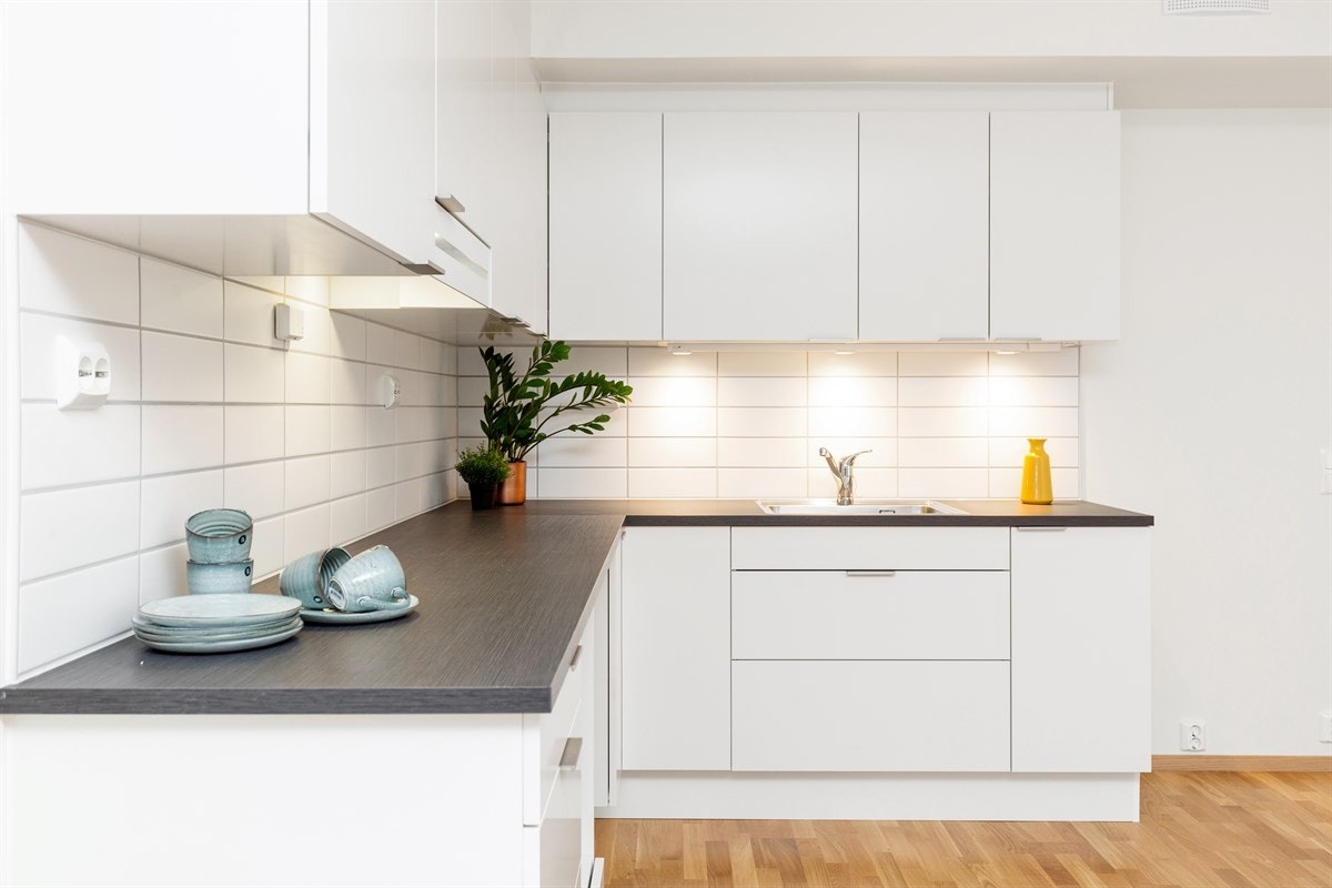 Godt med skap- og benkeplass. Galleribilde