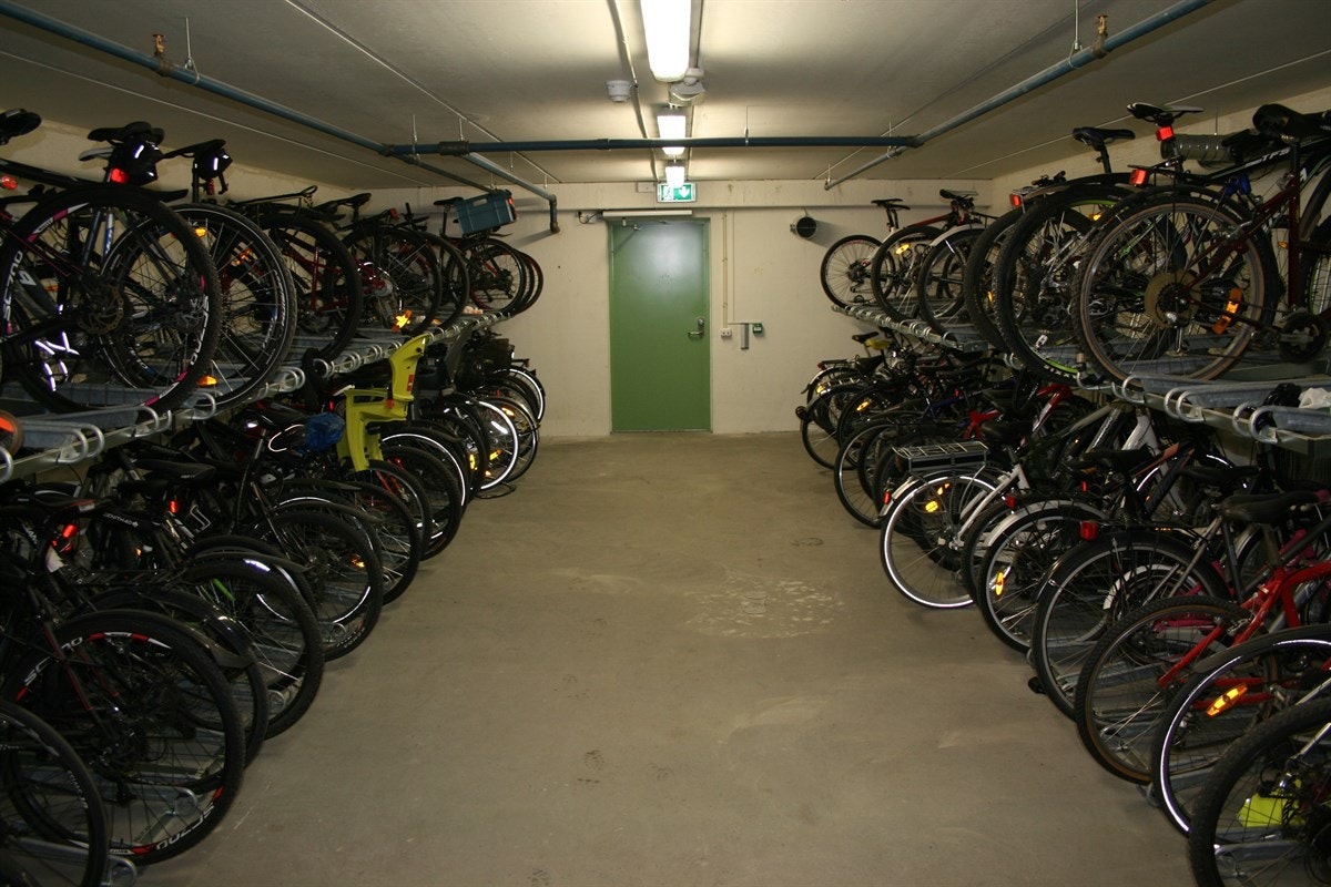 felles sykkelbod i garasjekjeller Galleribilde