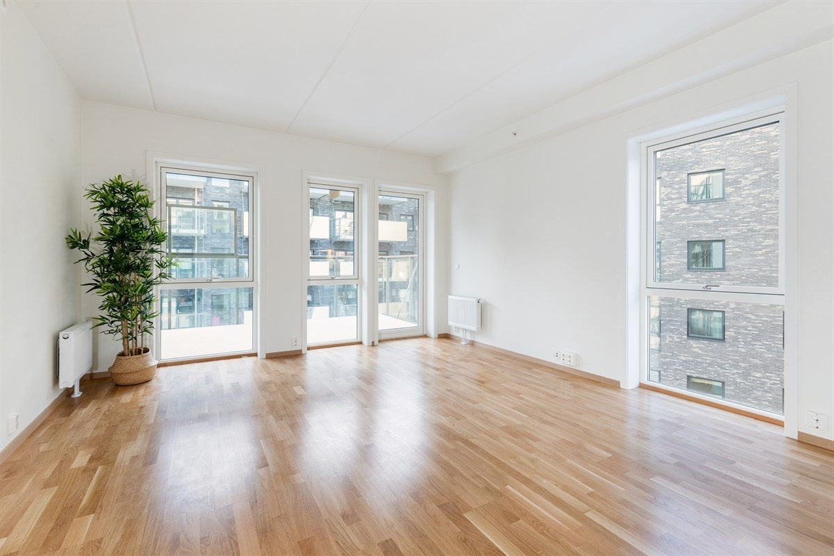 Stor stue med gode vindusflater som gir mye lys. Galleribilde