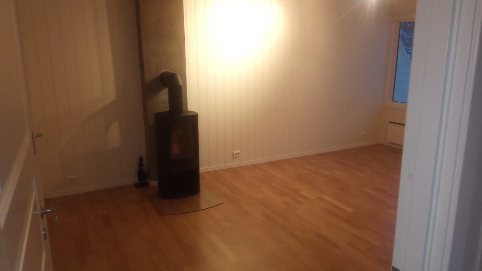 Ny vedovn, samt panelovner i alle rom Galleribilde