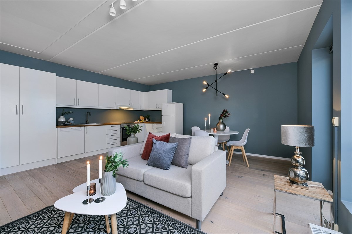 Kjøkkenet fremstår som stilrent og funksjonelt, og den åpne løsningen til stuen danner et fint, åpent allrom. Galleribilde