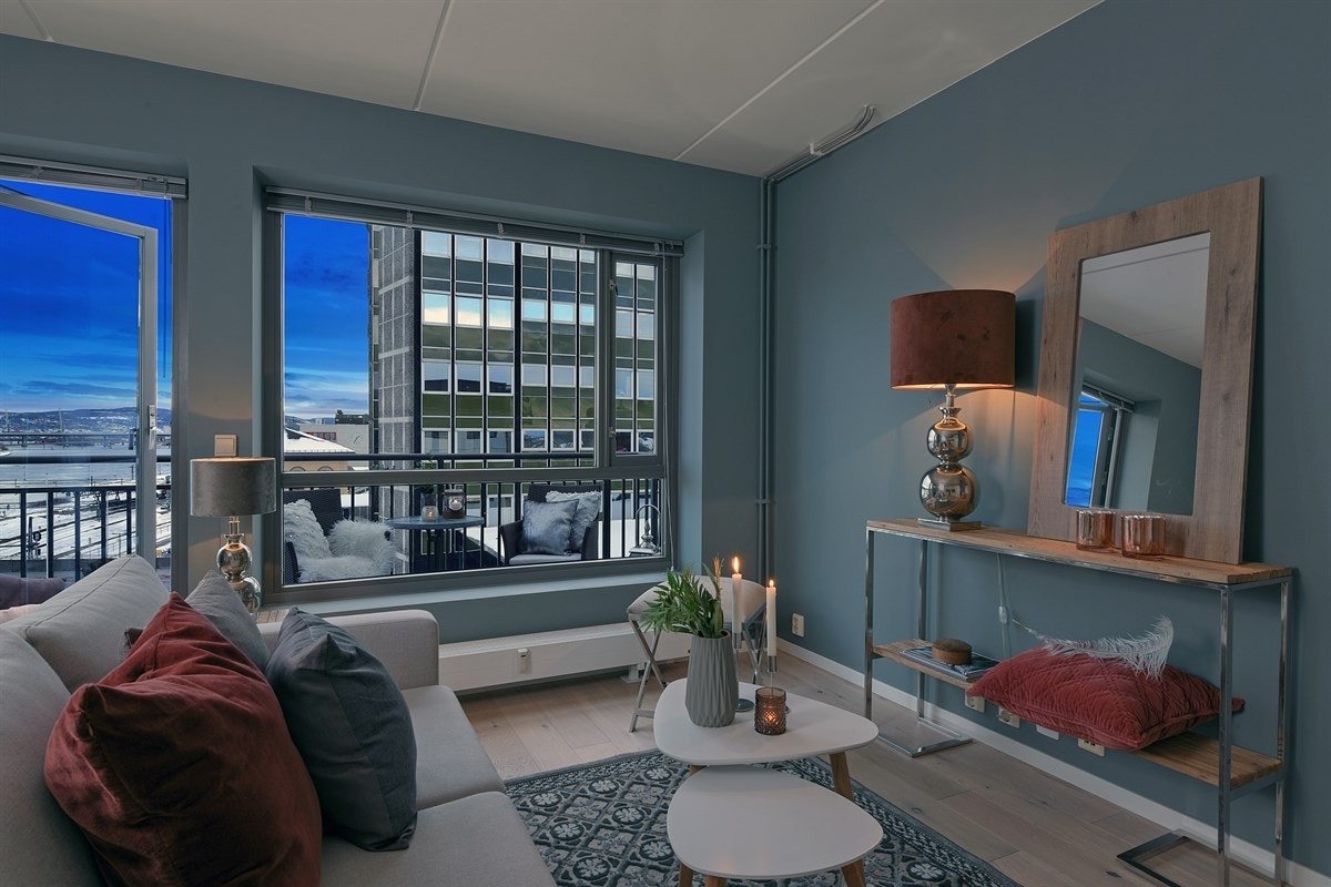 Leiligheten har en lys og moderne stue med store vindusflater og utgang til en balkong med utsikt over Drammenselven. Galleribilde