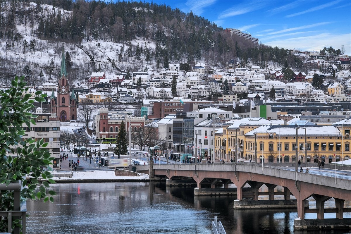 Eiendommen ligger rett ved Drammenselven og byens populære elvepromenade, som bl.a. byr på deilige, grønne lunger, sandvolleyballbane, spisesteder og flotte bade- og fiskemuligheter. Galleribilde