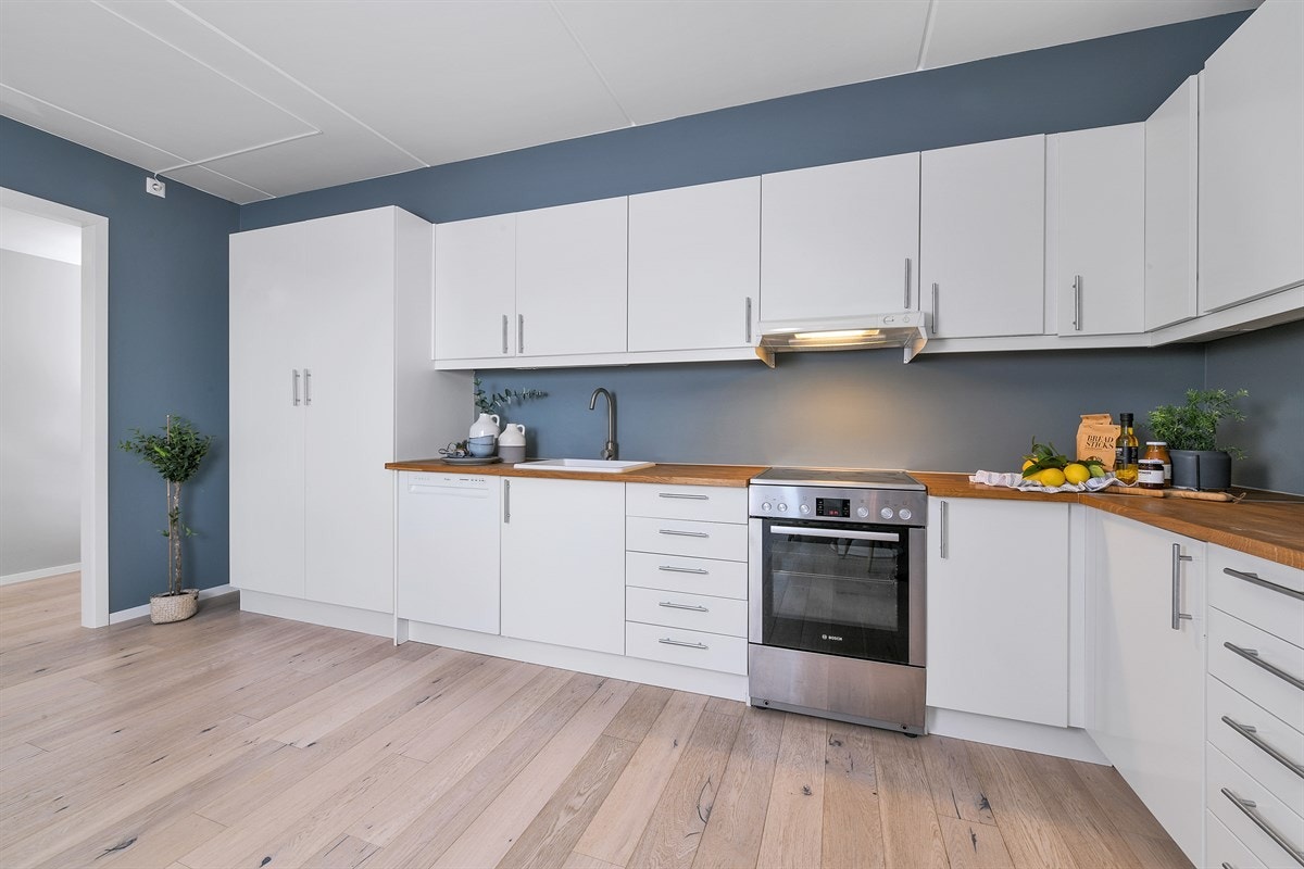 Kjøkkenet er utstyrt med integrert oppvaskmaskin fra 2017, ventilator over kokesonen og plass for komfyr og kombiskap. Galleribilde