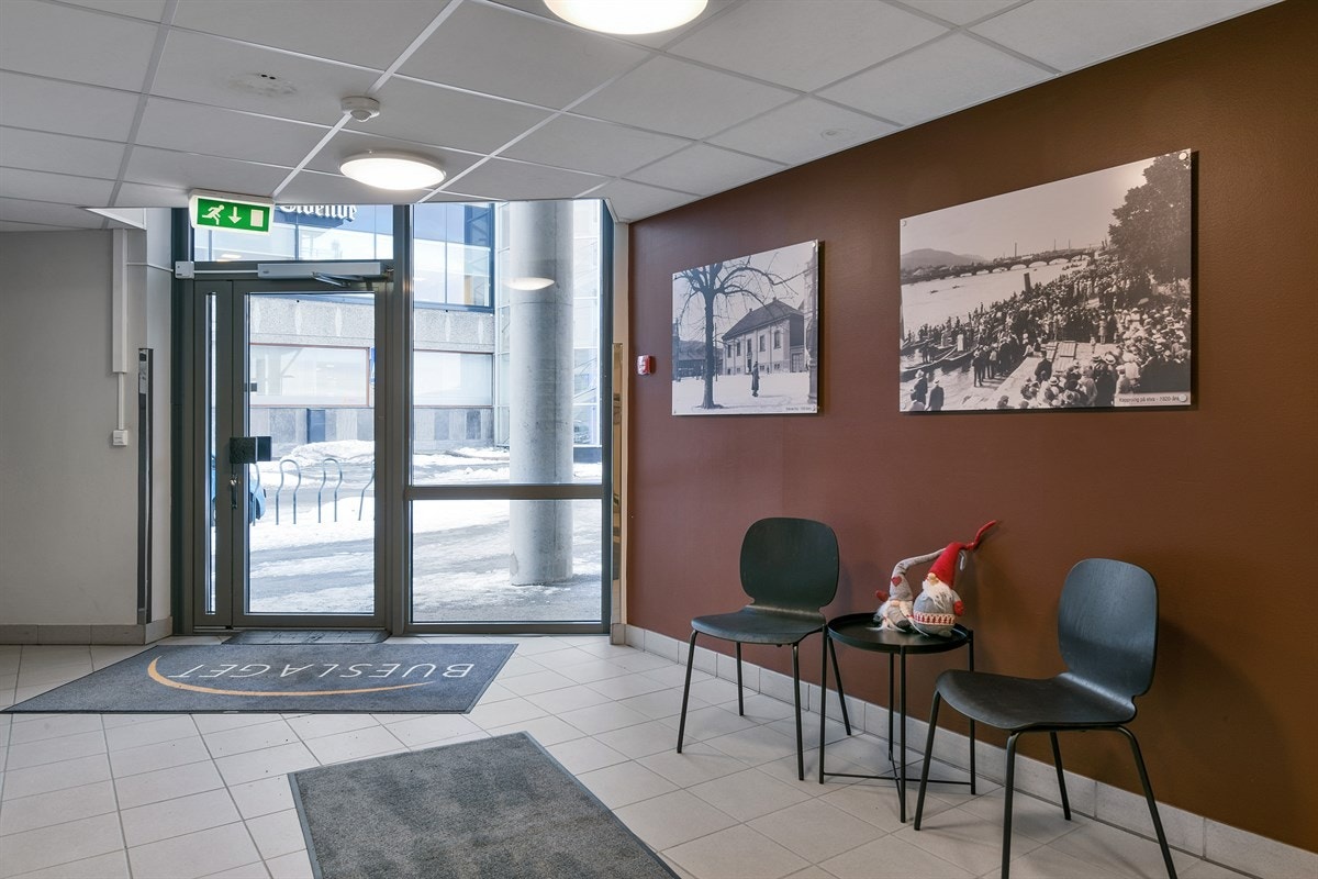 På byggets innside er det en romslig gang med tidsriktige fargevalg og postkasser. Galleribilde