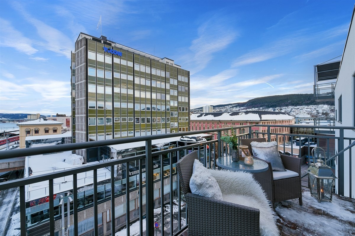 Leiligheten har en hyggelig balkong med fantastisk utsikt. Galleribilde
