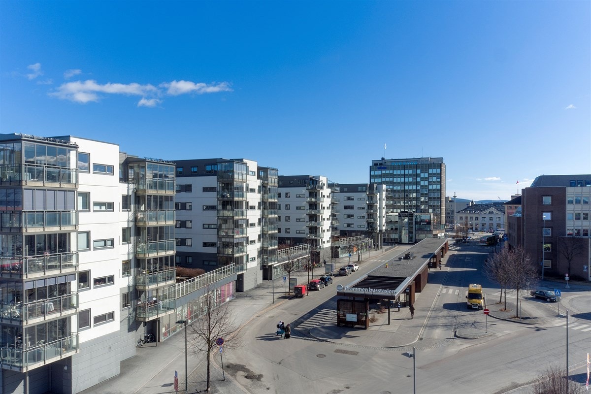 Eiendommen har Drammen busstasjon rett utenfor, og det er ca. 200 meter til togstasjonen og Flytoget. Galleribilde