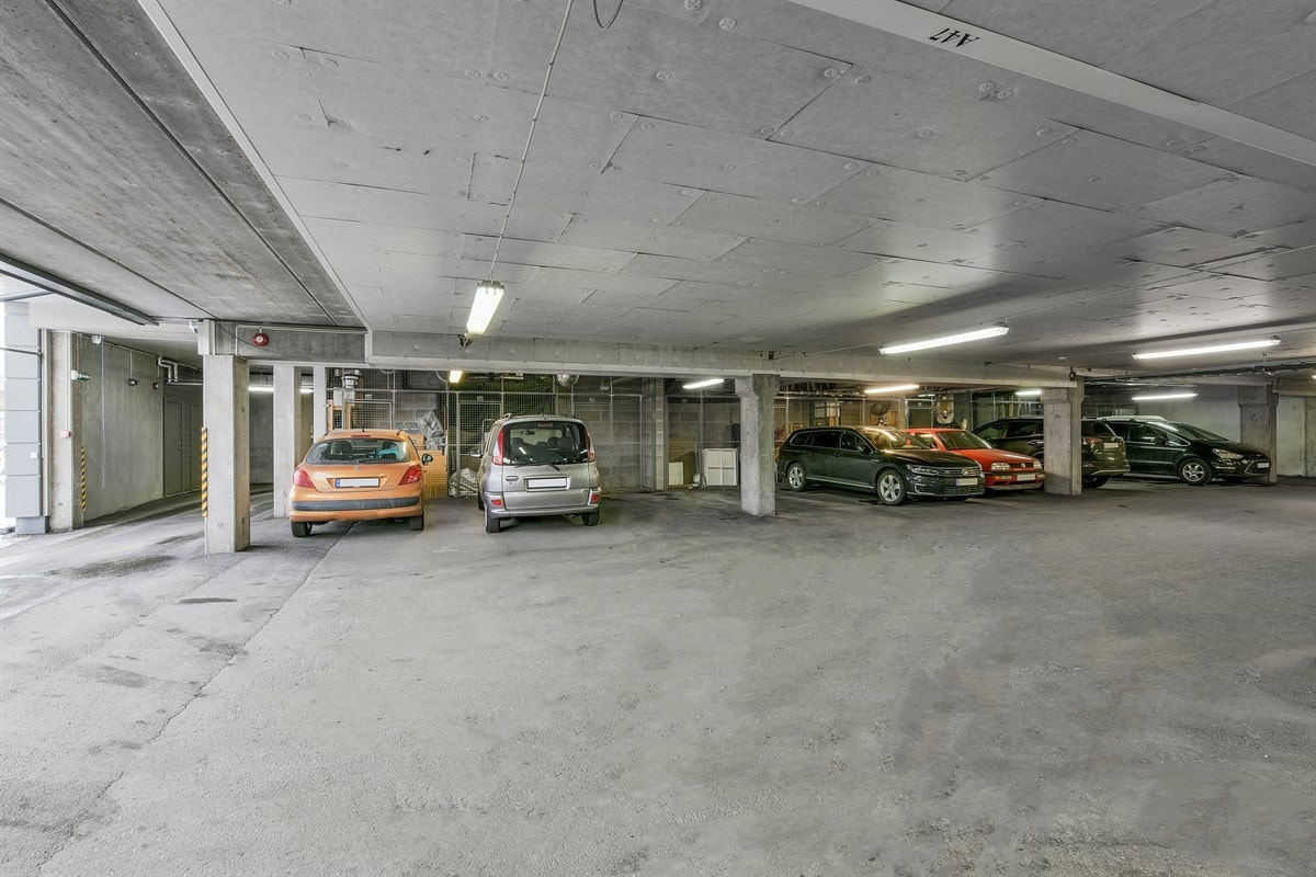 Det medfølger en garasjeplass i overbygd fellesgarasje med fjernstyrt garasjeport. Galleribilde