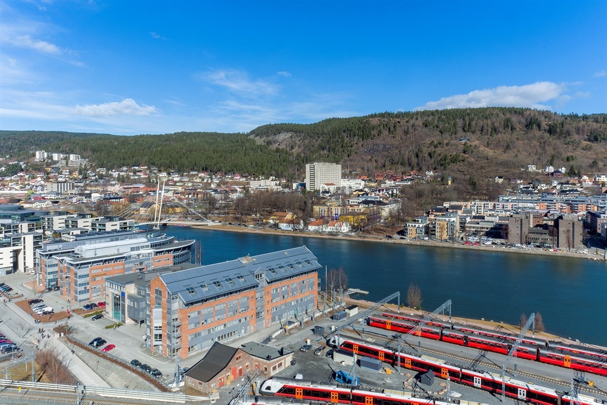Fra leiligheten er det umiddelbar nærhet til nye Strømsø Torg med togstasjon, kafeer og parkområde. Galleribilde