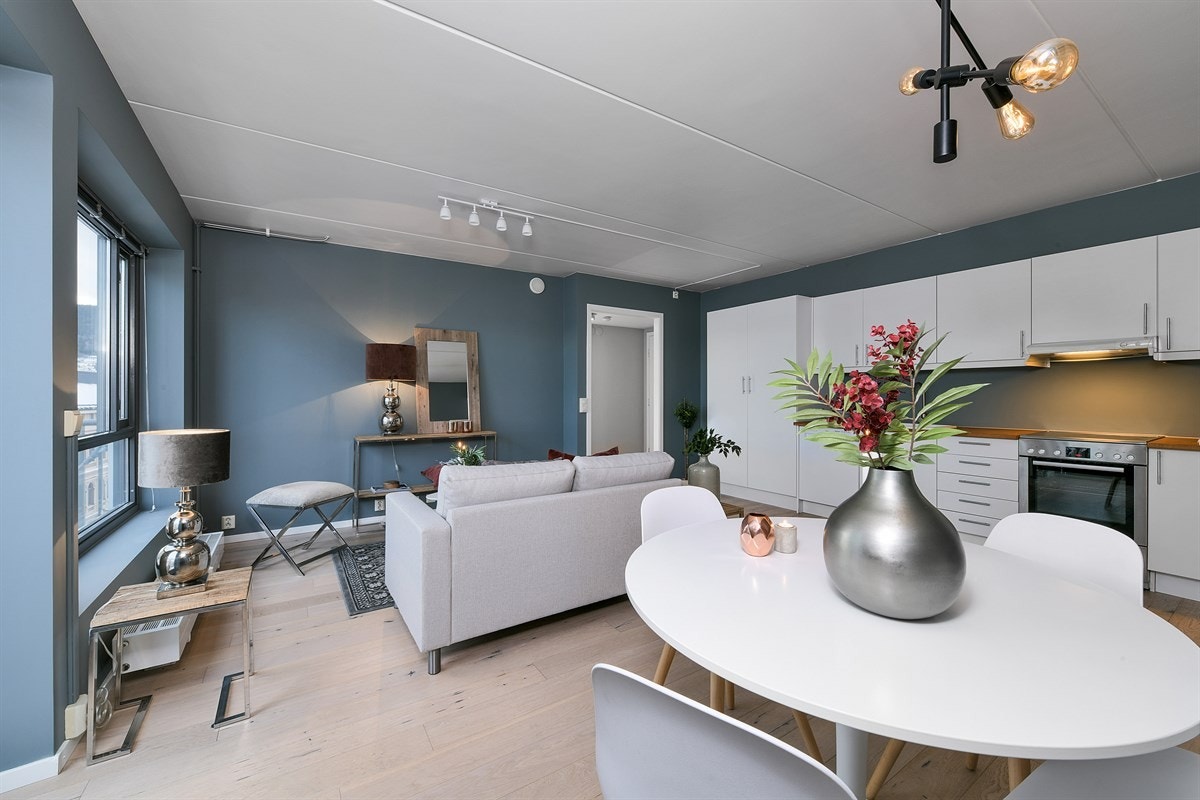 Stuen har plass til sofa med tilhørende tv-løsning, i tillegg til spisebord. Galleribilde