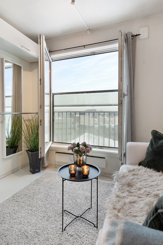 Stuen har direkte adkomst til en sydvendt fransk balkong med gode solforhold. Galleribilde