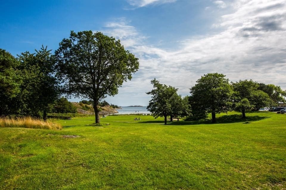 Groosstranda rett på nedsiden av bygget Galleribilde