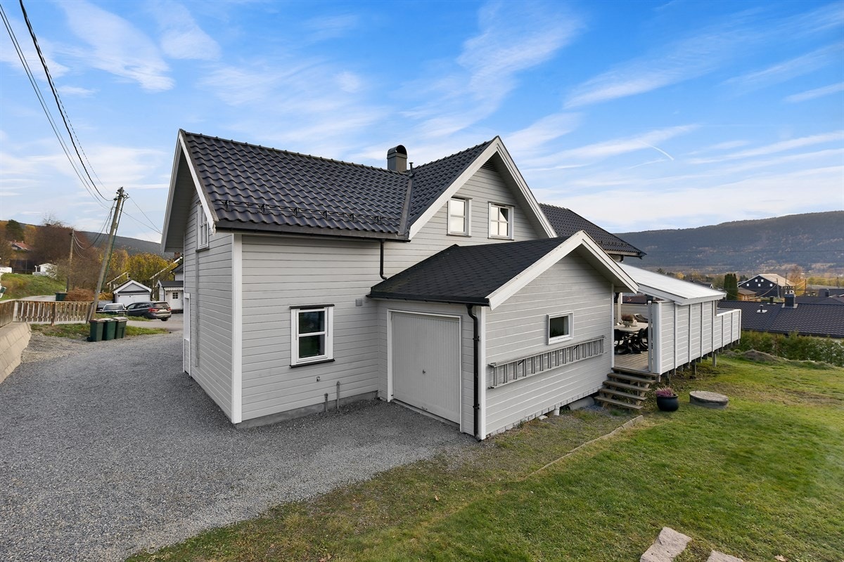 I fin spaseravstand ligger Solberghallen og de flotte fasilitetene til Solberg Sportsklubb med fotball- og skøytebane. Klubben har fotball, håndball, turn, innebandy og allidrett på timeplanen. Galleribilde