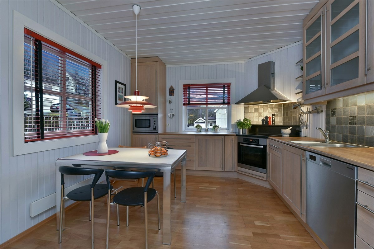 Kjøkkenet har spiseplass ved det ene vinduet, og rommet kan skjermes med skyvedør til gangen. Galleribilde