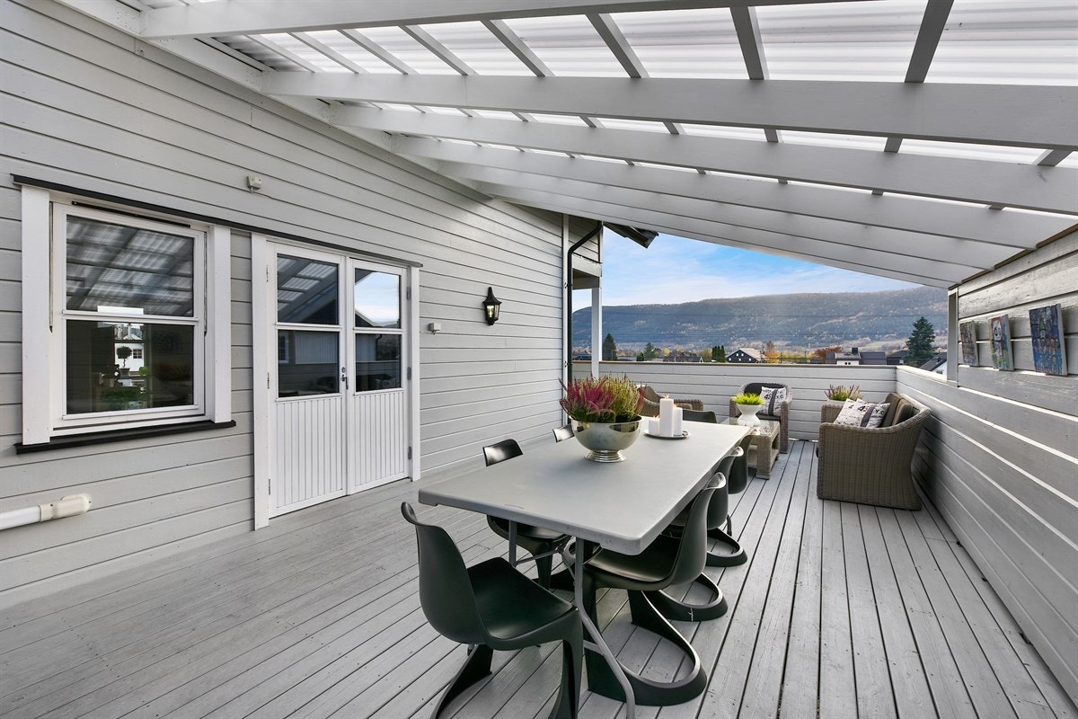En terrasse på ca. 55,5 kvm omkranser to hussider og innbyr til både selskap og avslappelse i solen. Galleribilde