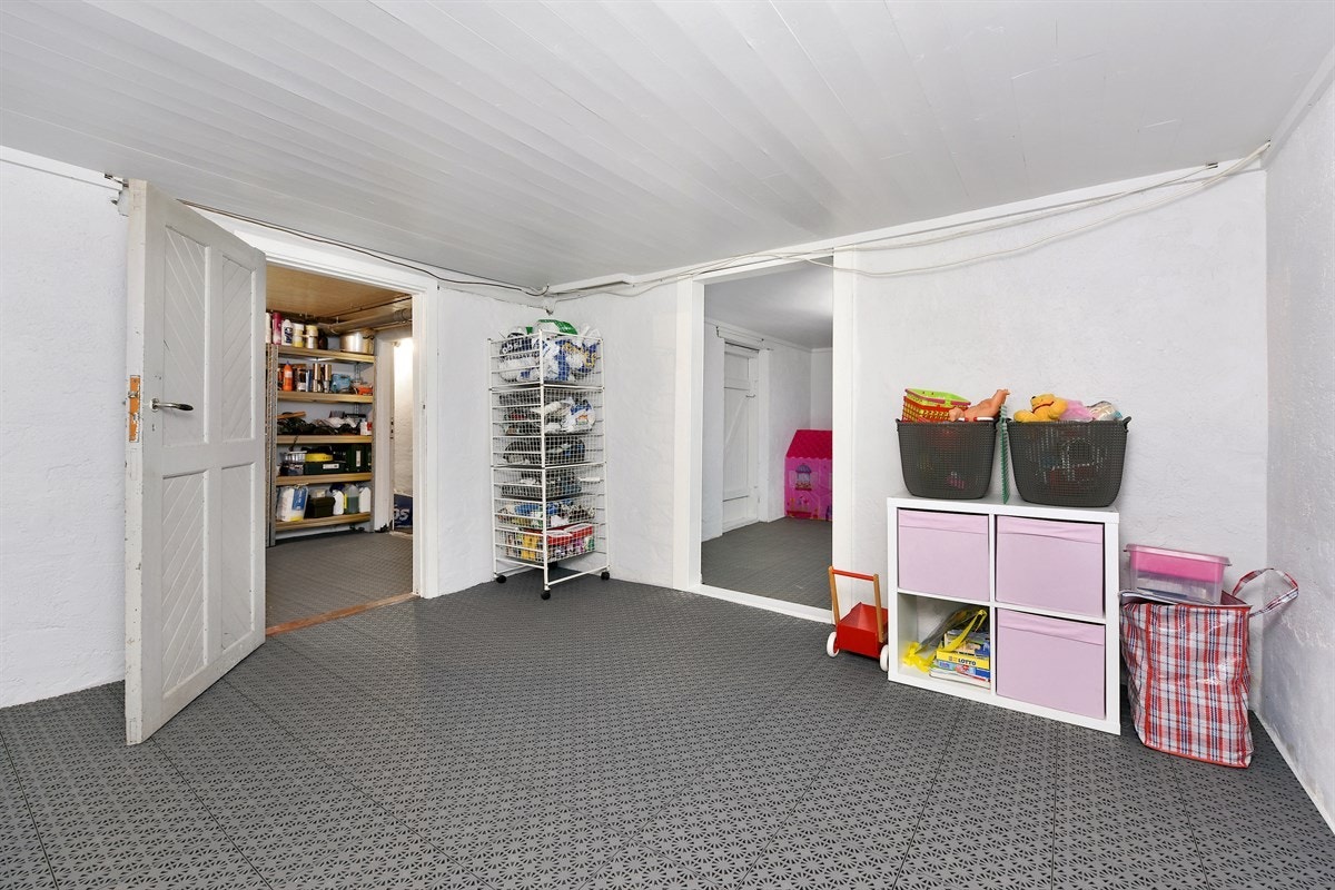 I kjelleren er det meget god lagringsplass i boder. Galleribilde