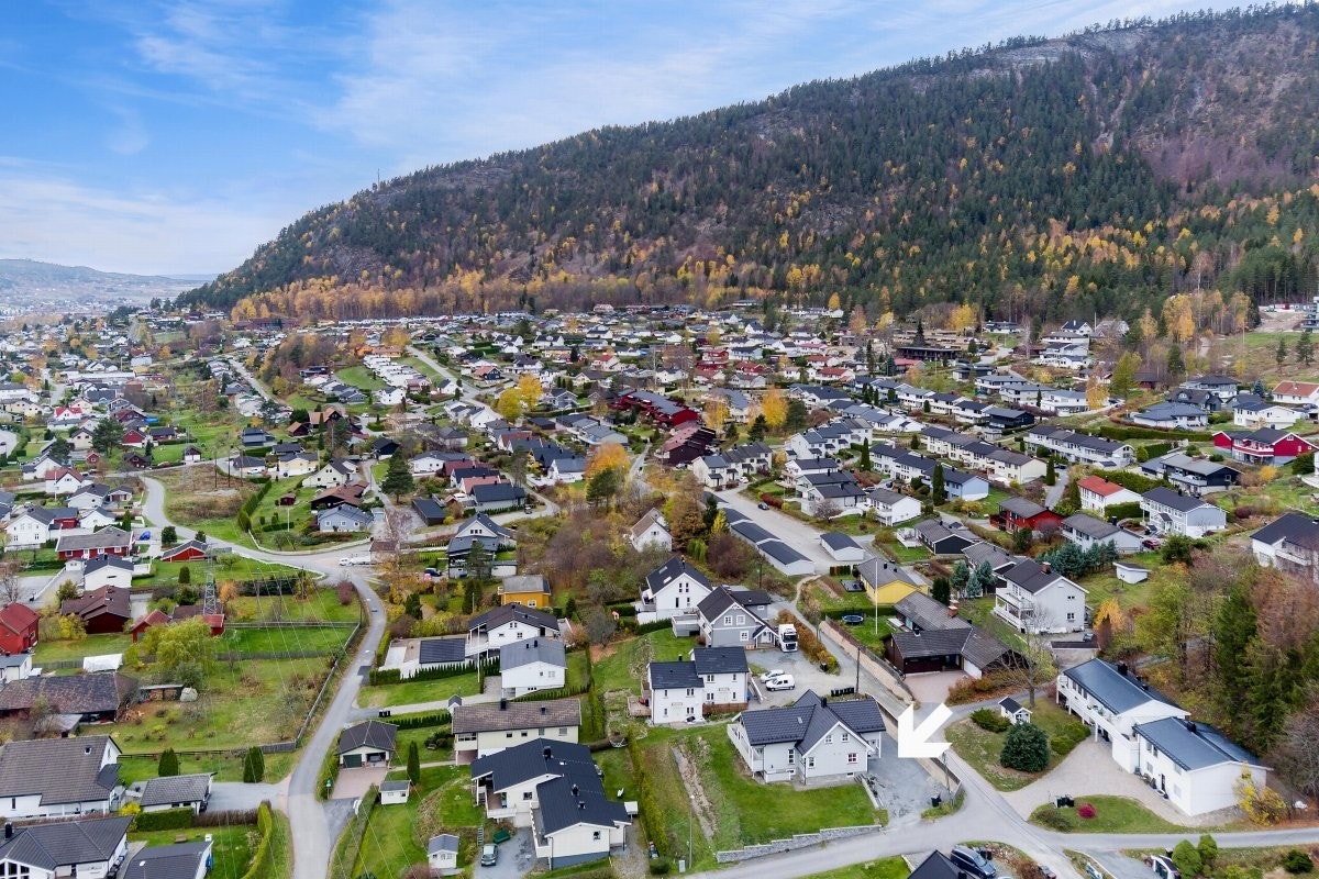 Nærmeste holdeplass er Hågenstad og ligger ca. 3-4 min gange fra boligen. Galleribilde