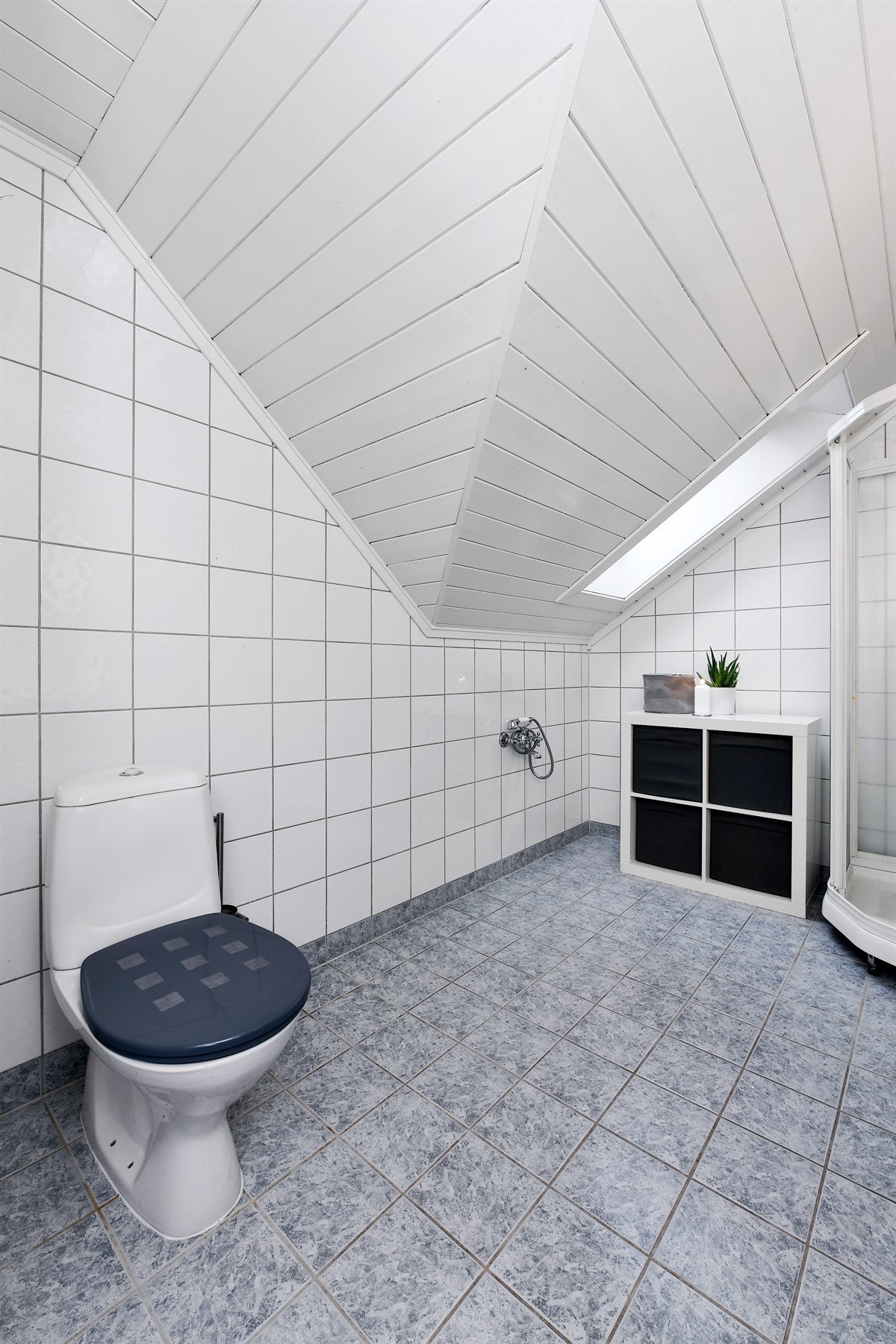 Baderommet har ellers toalett, dusjkabinett og opplegg for å sette inn et badekar. Galleribilde