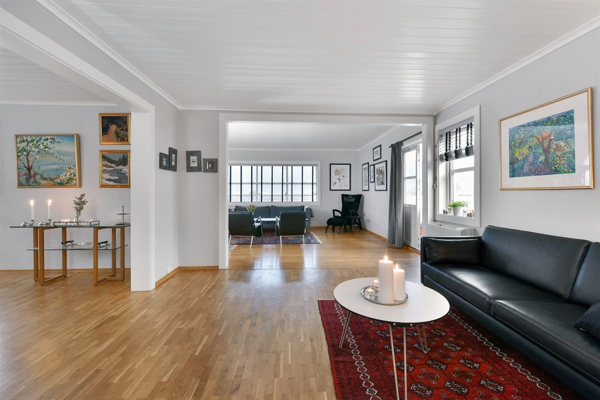 Den ene stuedelen har tofløyet glassdør til terrasse. Galleribilde