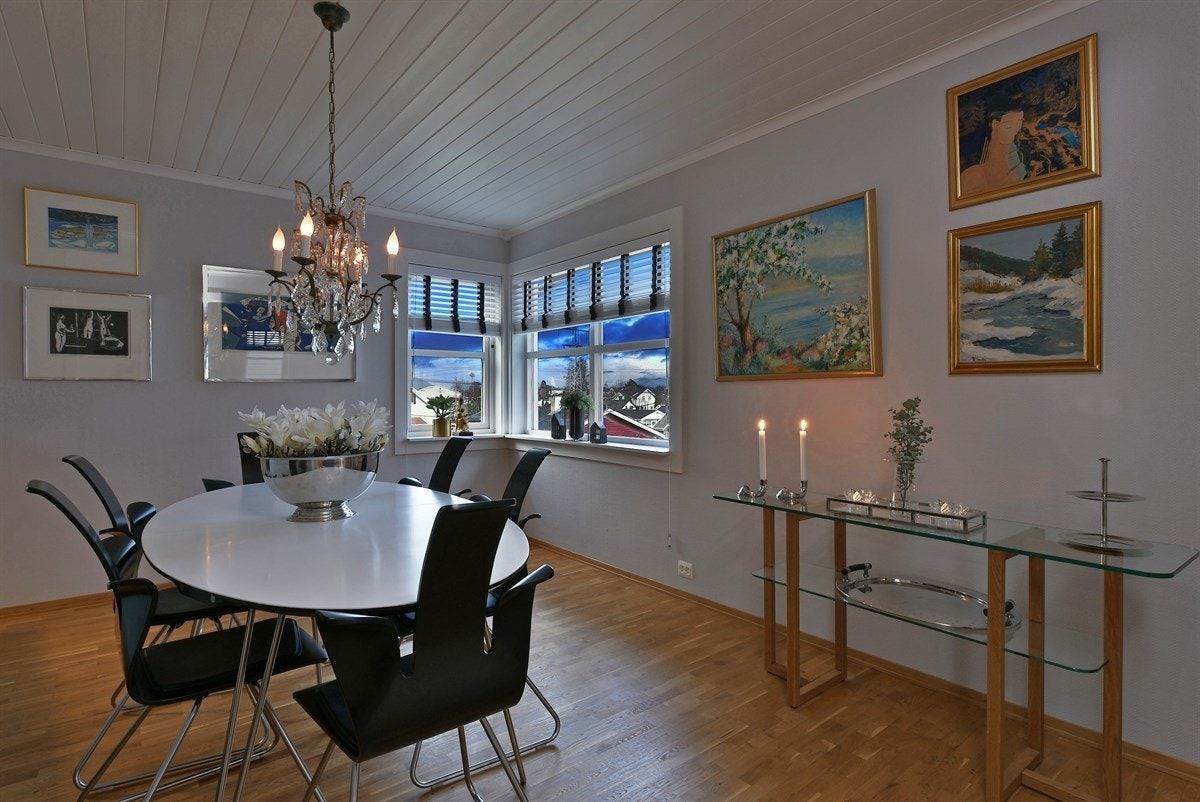 Spisestuen ligger i forbindelse med stuen og er innredet i samme stil og farger, for et helhetlig inntrykk. Galleribilde