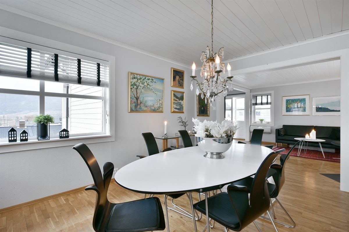 Et hjørnevindu gjør atmosfæren trivelig, og det er lett å se for seg både hverdagslige middager og selskapeligheter i dette rommet. Galleribilde