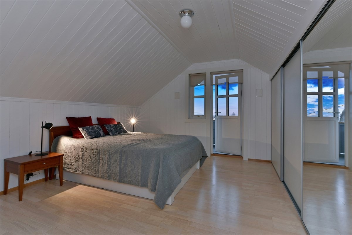 Soverom 1 med utgang til balkong. Galleribilde
