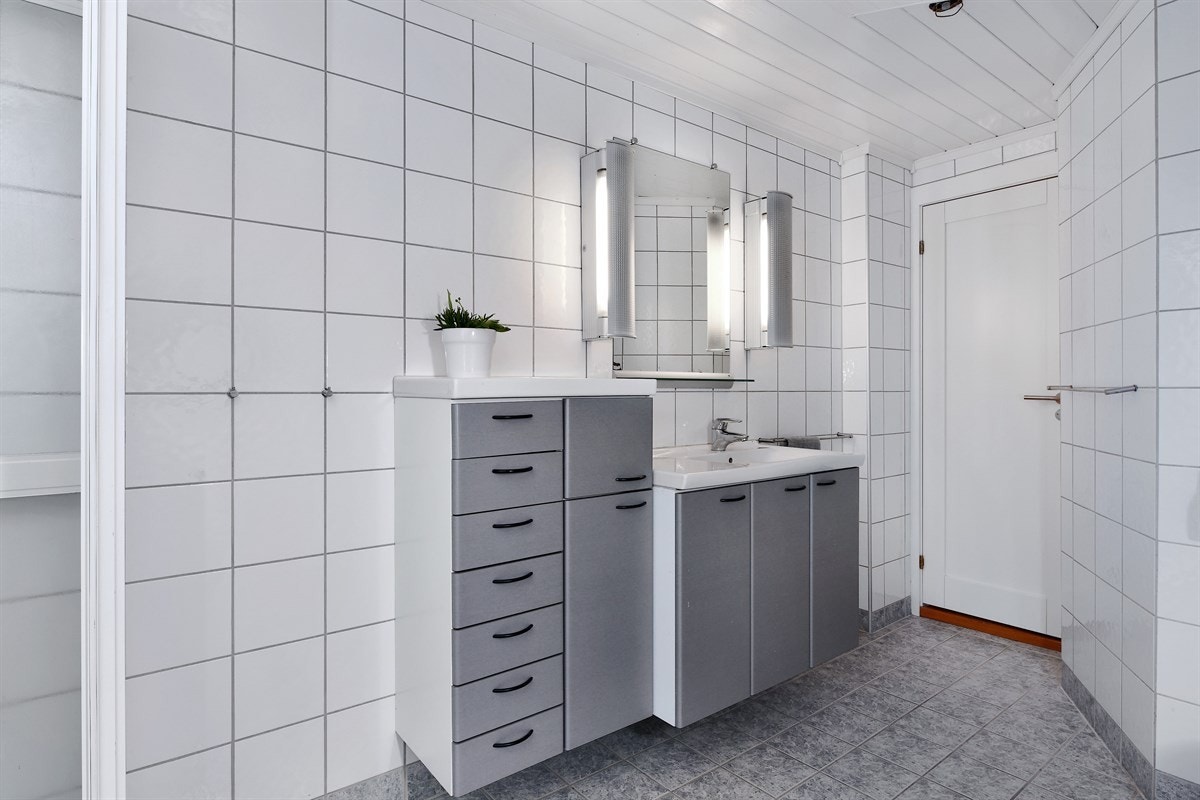 På hver side av veggspeil er det belysning. Galleribilde