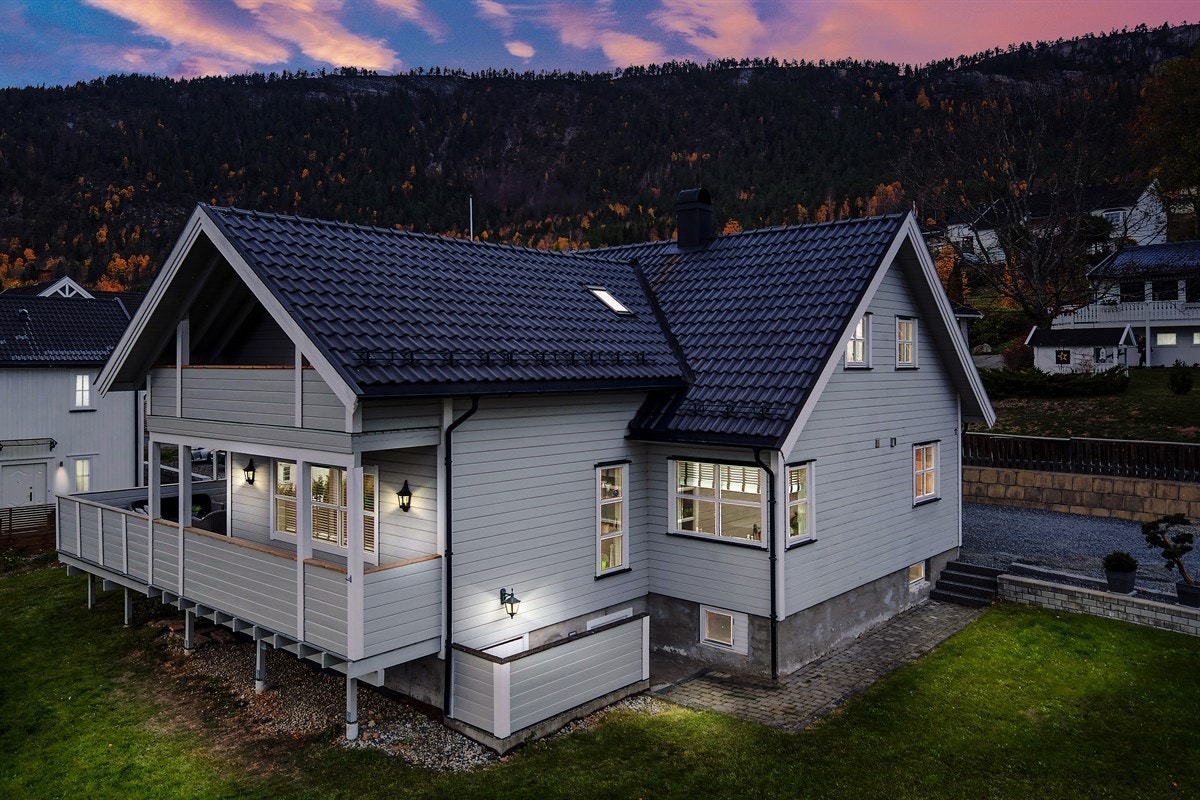 PrivatMegleren ved John Granly Steen og Kristian Arthur Brunvoll har gleden av å presentere denne pene familieboligen over 3 plan med garasje. Galleribilde