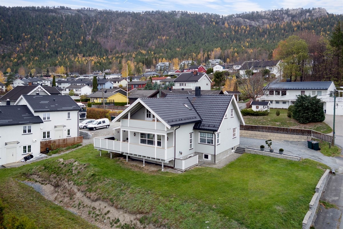 1 måls utsiktstomt - Solrik terrasse på 55 kvm - Gangavstand til skoler! Galleribilde