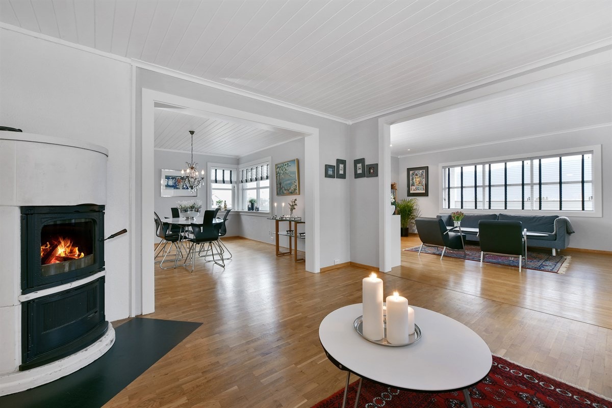 Den ene stuedelen har tofløyet glassdør til terrasse. Galleribilde