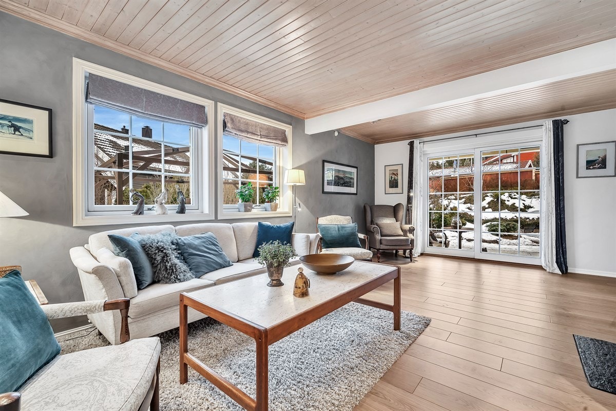 Koselige sprossevinduer og skyvedør til uteplass gir en ekstra luftig romfølelse. Galleribilde