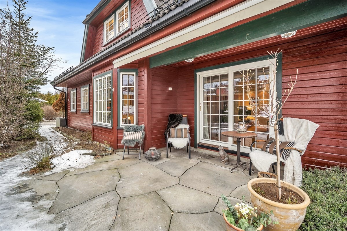 Fra stuen er det utgang til en stor, vestvendt uteplass, hvor deler ligger under tak og har markise. Galleribilde